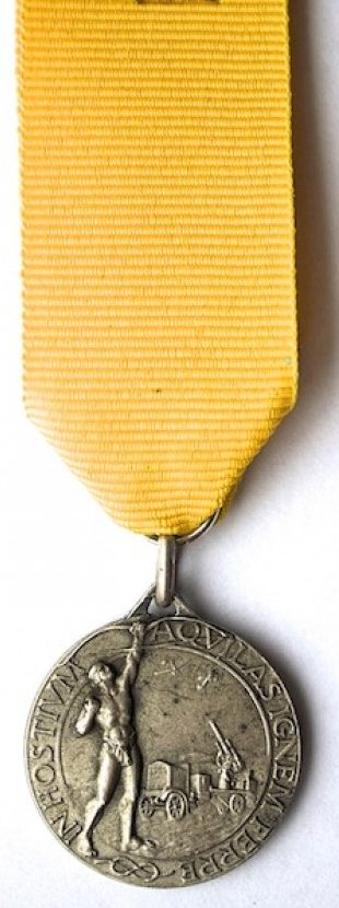 Аверс и реверс памятной медали 4-го полка зенитной артиллерии. 