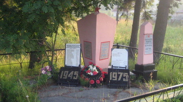 д. Коваши Ломоносовского р-на. Памятник, установленный на братской могиле, в которой похоронено 9 советских воинов. 
