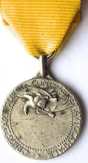 Аверс и реверс памятной медали 4-го полка зенитной артиллерии.