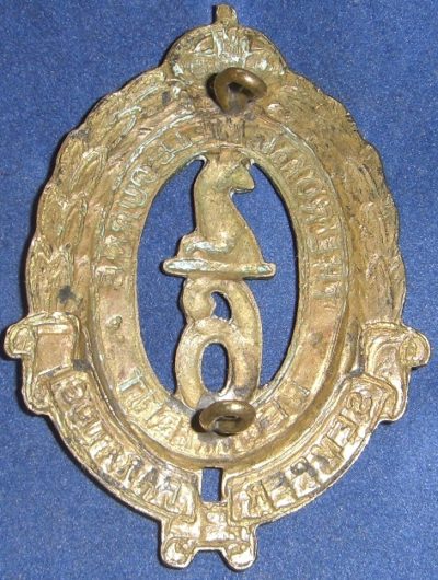 Аверс и реверс знака на шляпу военнослужащих 6-го пехотного батальона.