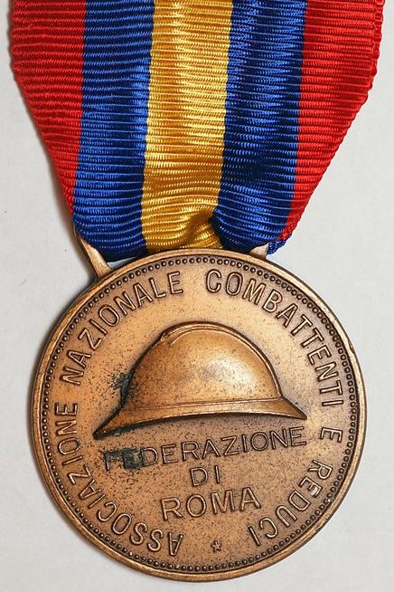 Аверс и реверс памятной медали Национальной ассоциации комбатантов и ветеранов I и II Мировой войны. 