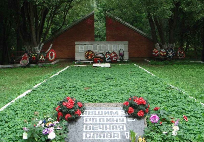 с. Копорье Ломоносовского р-на. Памятник, установленный на братской могиле, в которой похоронено 104 советских воина.