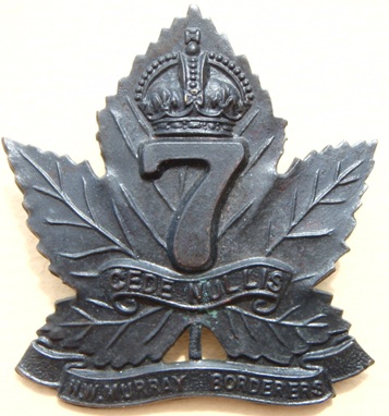 Аверс и реверс знака на шляпу военнослужащих 7-го пехотного батальона. 