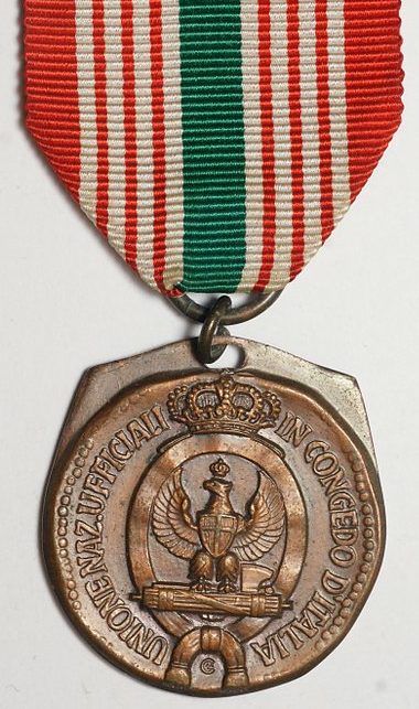 Аверс и реверс памятной медали Национального союза отставных офицеров Италии. 