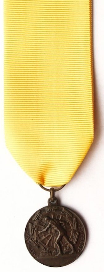 Аверс и реверс памятной медали 5-го артиллерийского полка. На реверсе медали отчеканен девиз – «За единство и величие Италии». Медаль изготовлена из бронзы, диаметр – 26 мм.