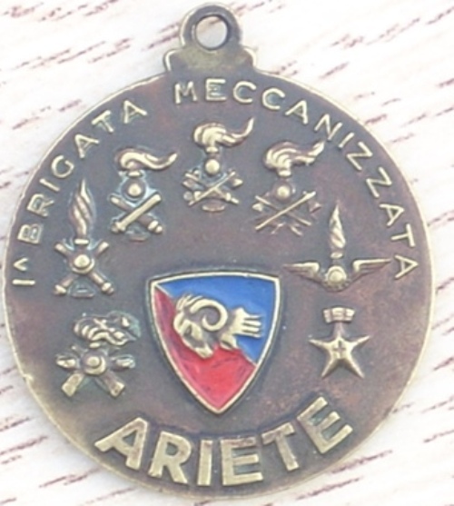 Аверс и реверс памятной медали 1-й механизированной бригады «Ариете».