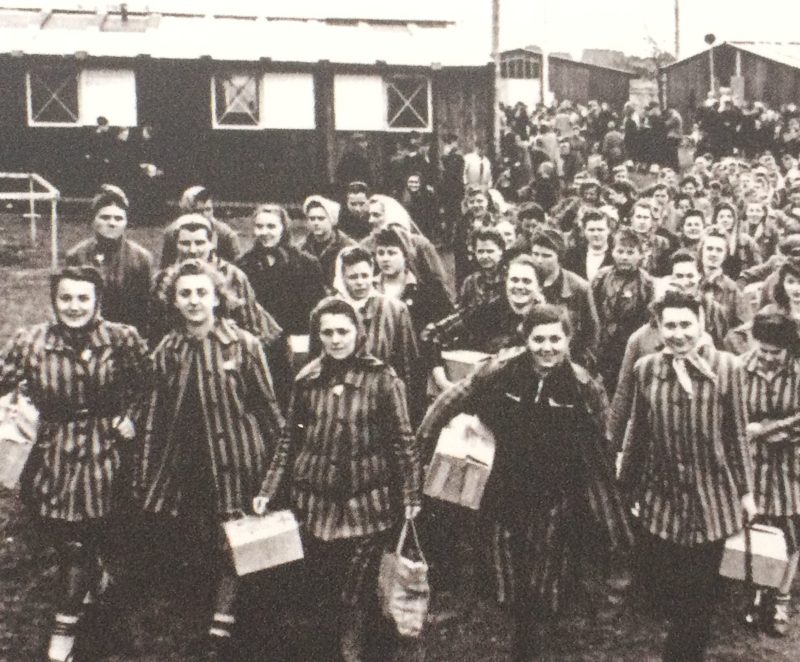 Заключенные покидают лагерь. Май 1945 г.
