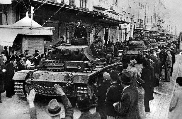 Пронацисткие жители Салоников встречают немецкие танки. Апрель 1941 г.