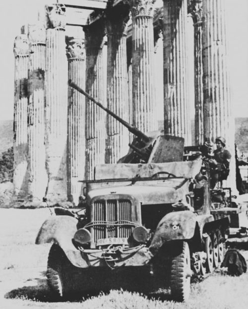 Немецкое 37-мм зенитное орудие у греческого Акрополя. Апрель, 1941 г.