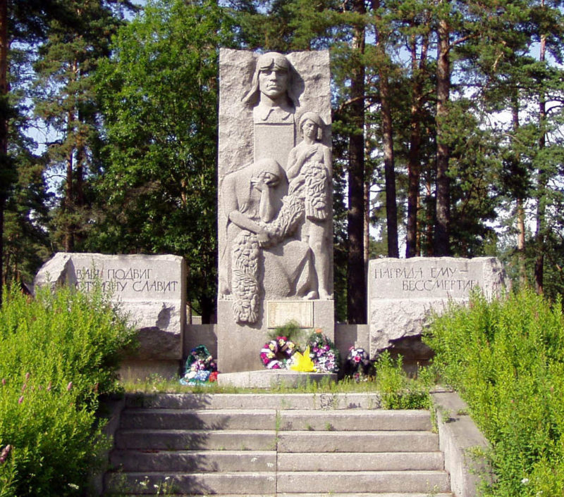 п. Ермилово Выборгского р-на. Памятник, установленный на братской могиле, в которой похоронено 17 советских воинов, погибших в Зимней войне.