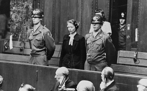 Суд над Гертой Оберхойзер, проводившей медицинские эксперименты над людьми в концлагере. 1946 г. 