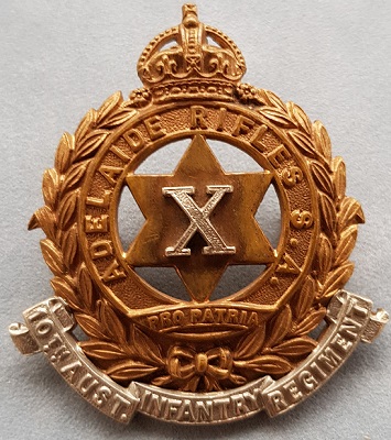 Аверс и реверс знака на шляпу военнослужащих 10-го пехотного батальона. 