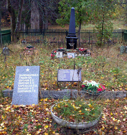п.Заполье Выборгского р-на. Памятник, установлен на братской могиле, в которой захоронен 61 советский воин, в т.ч. 39 неизвестных, погибших в годы войны.