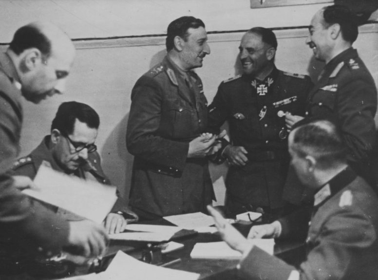 Генерал Георгиос Цолакоглу и обергруппенфюрер СС Зепп Дитрих во время подписания капитуляции Греции. Апрель, 1941 г.