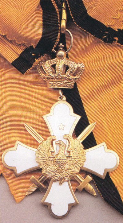 Знак Большого креста ордена Феникса с мечами на широкой ленте-перевязи.