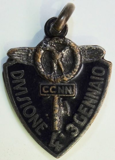 Аверс и реверс знака 4-й дивизии CC.NN. «3 января».