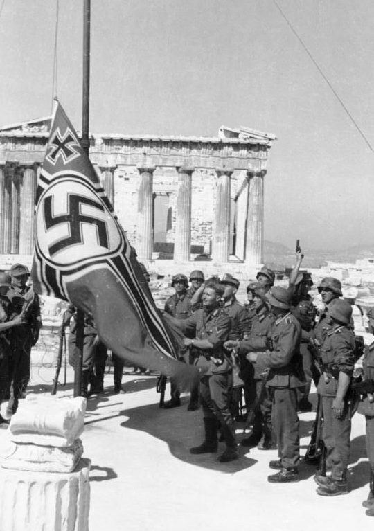 Немецкие солдаты поднимает немецкий военный флаг над Акрополем. Апрель, 1941 г. 