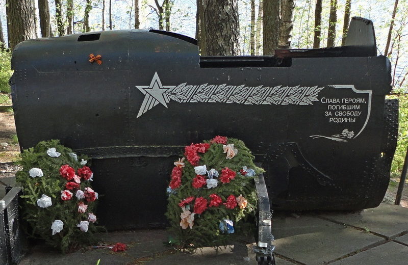 п. Зеркальный Выборгского р-на. Памятник, установленный в 2012 году, экипажу погибшего самолета Ил-2.