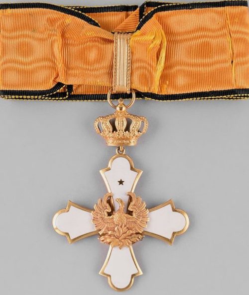 Знак Большого командорского креста ордена Феникса на шейной ленте.