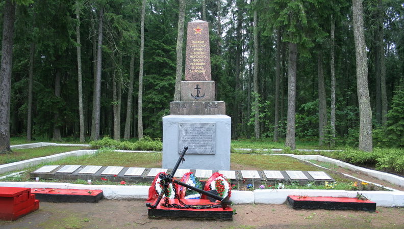 п. Лебяжье Ломоносовского р-на. Памятник в урочище Пульман, установлен на братской могиле, в которой похоронено 237 советских воинов.