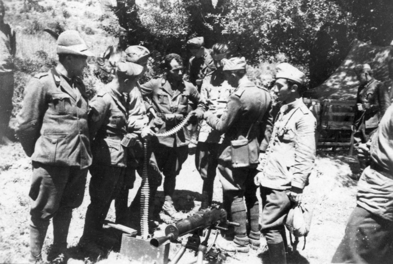 Итальянские и болгарские офицеры у захваченного пулемета. Апрель, 1941 г.