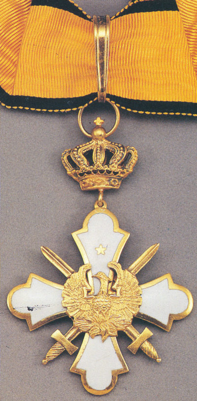 Знак Командорского креста ордена Феникса с мечами на шейной ленте.
