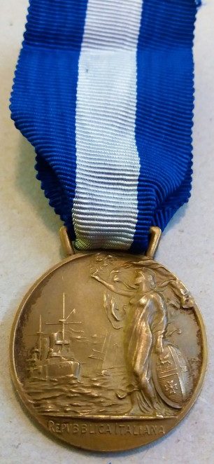 Почётная медаль за долголетнее судовождение (10 лет) (Medaglia d'onore di lunga navigazione (10 anni)).