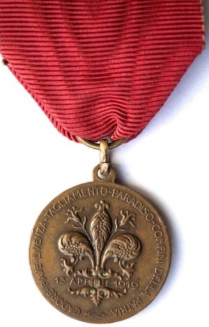 Аверс и реверс памятной медали 8-го полка берсальеров. Полк был образован 1 января 1871 года. Медаль изготовлена из бронзы, диаметр - 27 мм.