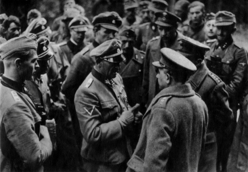 Обергруппенфюрер СС Зепп Дитрих обсуждает с британскими офицерами условия капитуляции в Греции. Апрель, 1941 г.