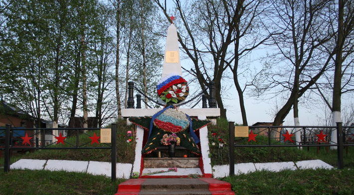 д. Малое Карлино Ломоносовского р-на. Памятник в урочище Верхнее Койрово, установлен на братской могиле, в которой захоронено 8 неизвестных воинов.
