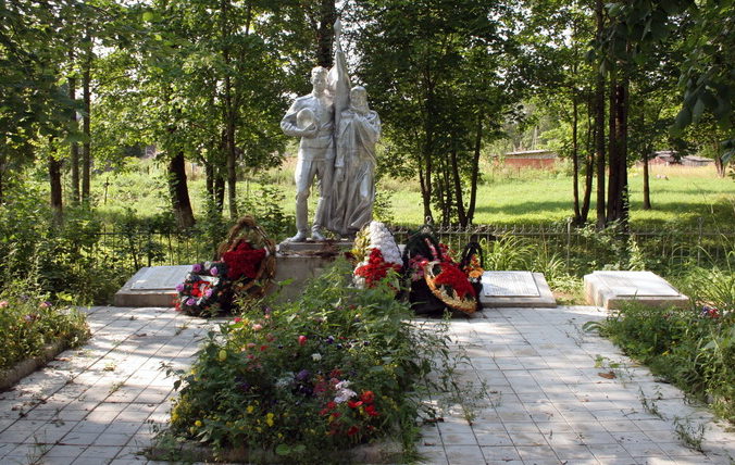 д. Бегуницы Волосовского р-на. Памятник, установленный на братской могиле, в которой похоронено 65 воинов. 