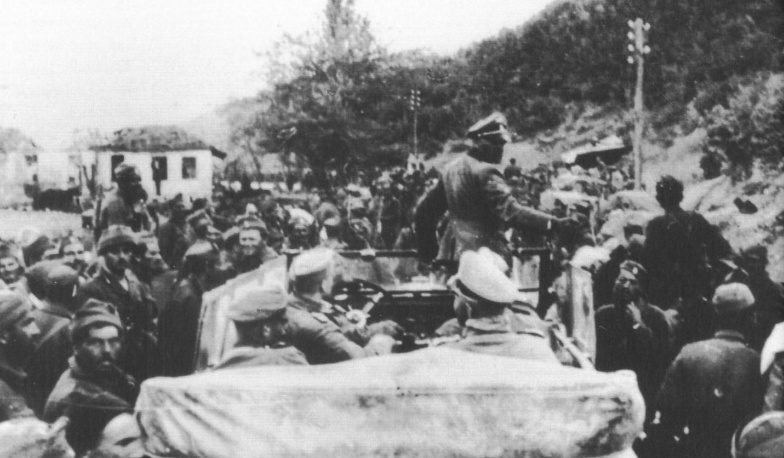 Обергруппенфюрер СС Зепп Дитрих с греческими военнопленными. Апрель, 1941 г.