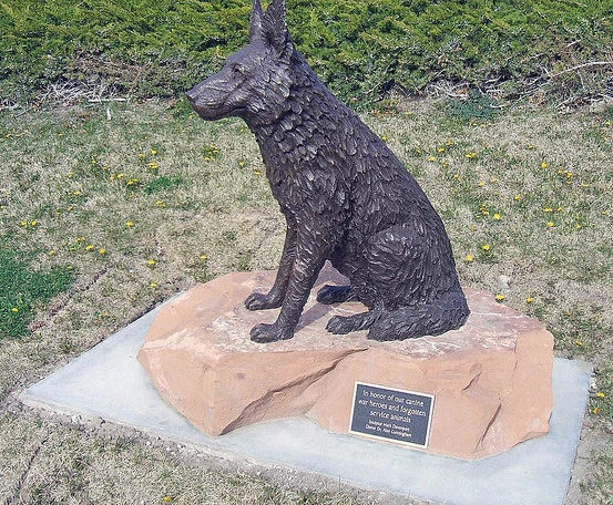 Собакам –героям войны. Мемориальный парк ветеранов. Ривертон. Юта. США.