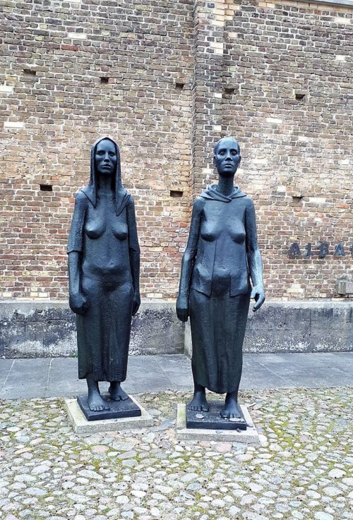 Памятник «Две Женщины» в крематории перед Стеной Наций