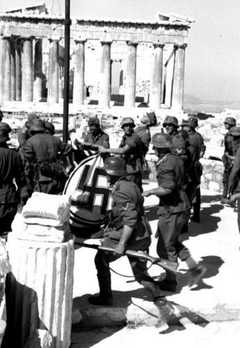 Немецкие войска поднимают фашистский флаг на вершине Парфенона в Афинах. Май 1941 г. 