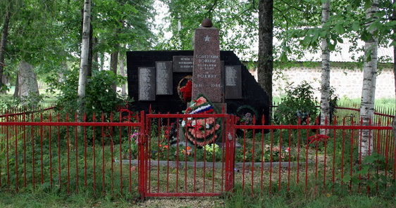 д. Раболово Гатчинского р-на. Памятник, установленный на братской могиле, в которой похоронено 140 советских воинов, в т.ч. 45 неизвестных.