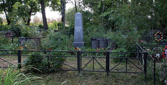 д. Большая Вруда Волосовского р-на. Памятник, установленный на братской могиле, в которой похоронено 34 воина. 