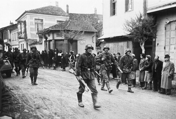 Немецкие солдаты в греческой деревне. Май, 1941 г. 