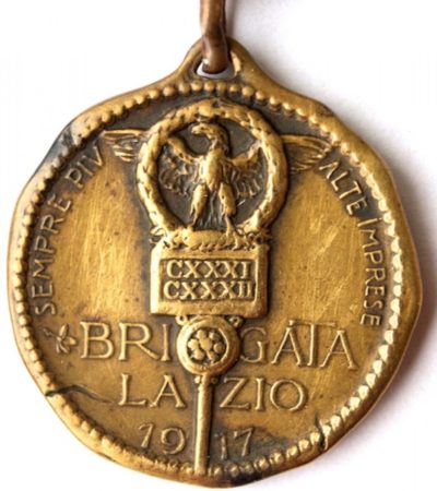 Аверс и реверс памятной бронзовой медали пехотной бригады «Lazio».