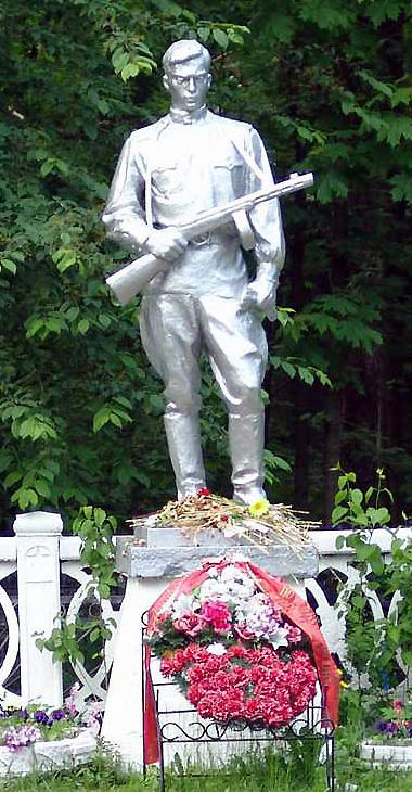 Памятник на воинском кладбище. 