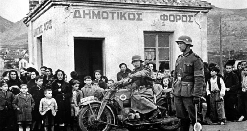 Немецкие солдаты в греческой деревне. Май, 1941 г.