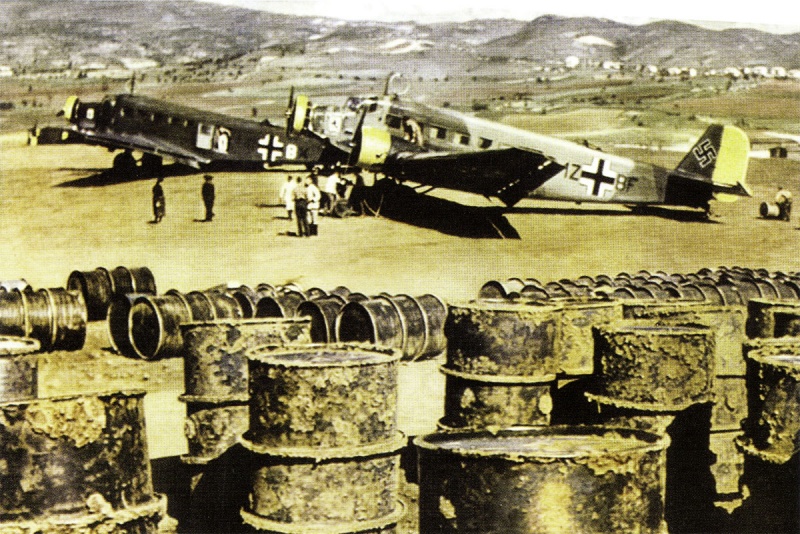 Немецкие транспортные самолеты Юнкерс Ю-52 на полевом аэродроме в Греции. Май, 1941 г. 