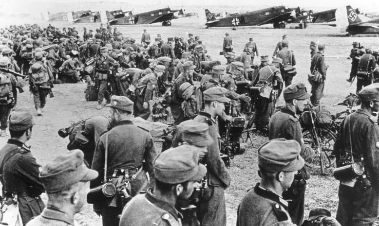 Немецкие горные егеря перед погрузкой на аэродроме. Май, 1941 г.
