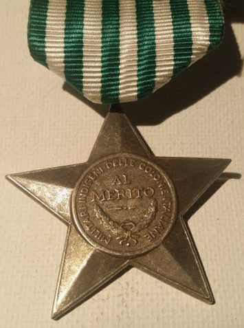 Аверс и реверс Звезды заслуг для местных солдат итальянских колоний (15 лет службы).