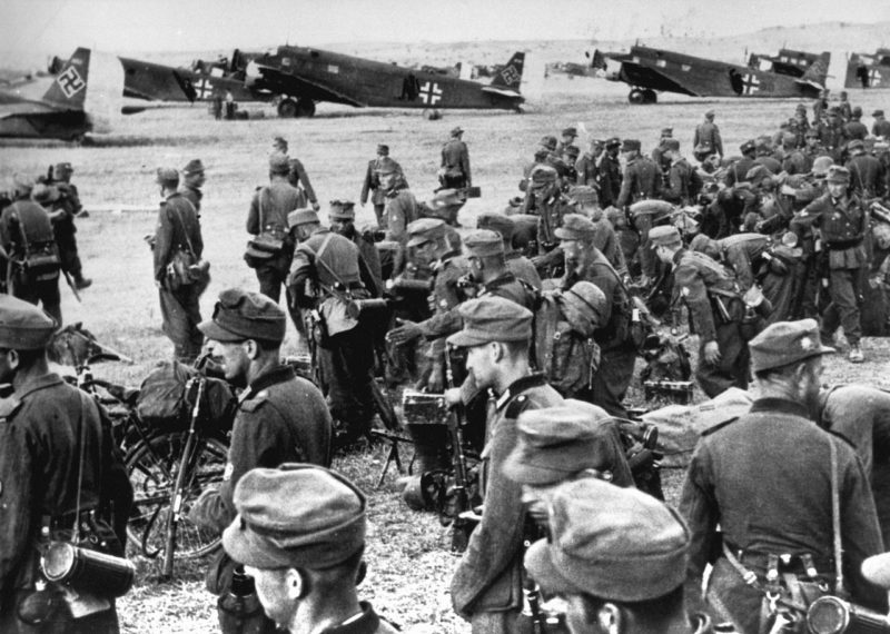 Немецкие горные егеря перед погрузкой на аэродроме. Май, 1941 г.