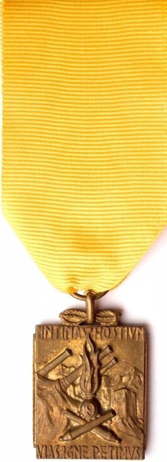 Аверс и реверс памятной медали 9-го артиллерийского полка пограничной гвардии. Полк нес службу в 23-м секторе Альпийского вала. Медаль изготовлена из бронзы, размер - 25х30 мм.