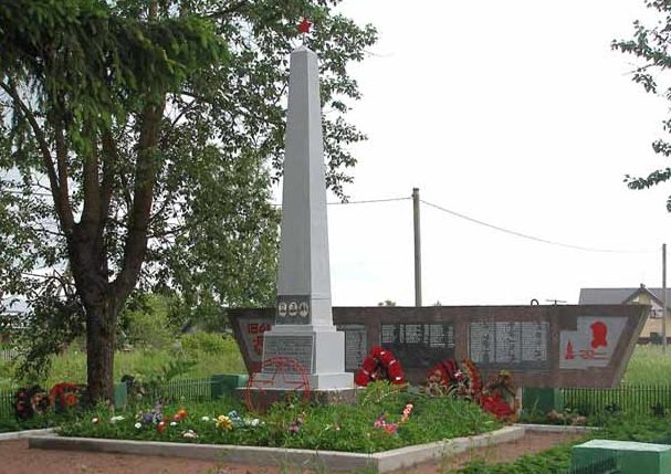 д. Романовка Гатчинского р-на. Памятник, установленный на братской могиле, в которой похоронено 168 советских воинов, из них 125 – известных. 