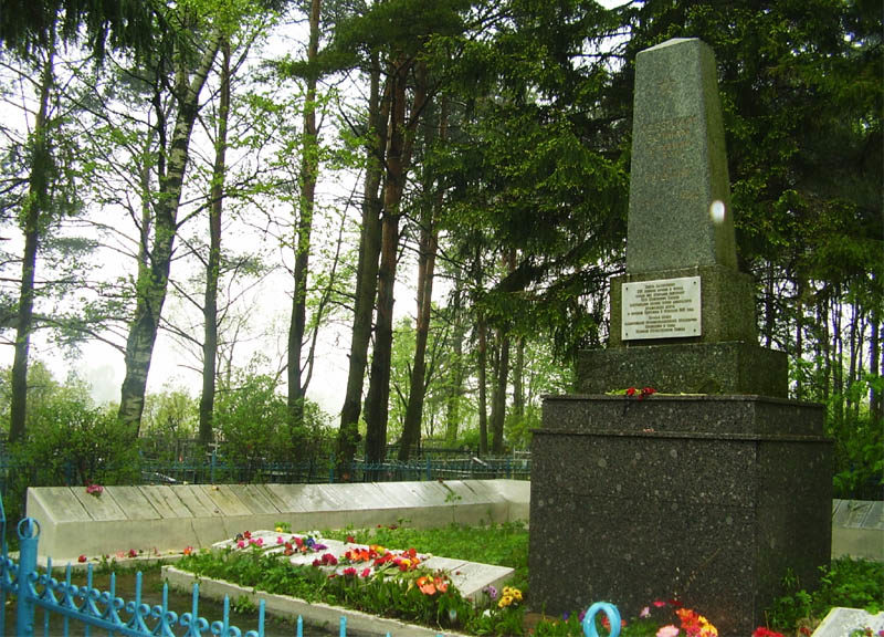 д. Пенники Ломоносовского р-на. Памятник на кладбище, установленный на братской могиле, в которой похоронено 1 781 советский воин.