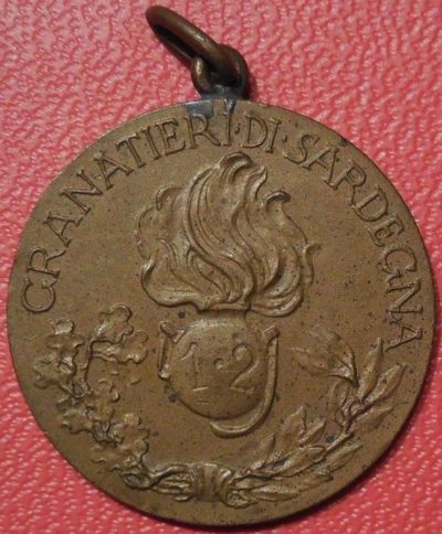 Аверс и реверс памятной бронзовой медали бригады «Granatieri di Sardegn».