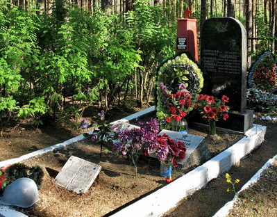 п. Кирилловское Выборгского р-на. Братские могилы, в которых захоронено 32 советских воина. 
